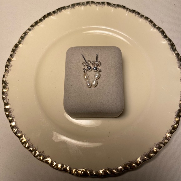 ๐ Tara Designs Lovely dainty minimalist freshwater cultured pearl drop earrings - Picture 2 of 4